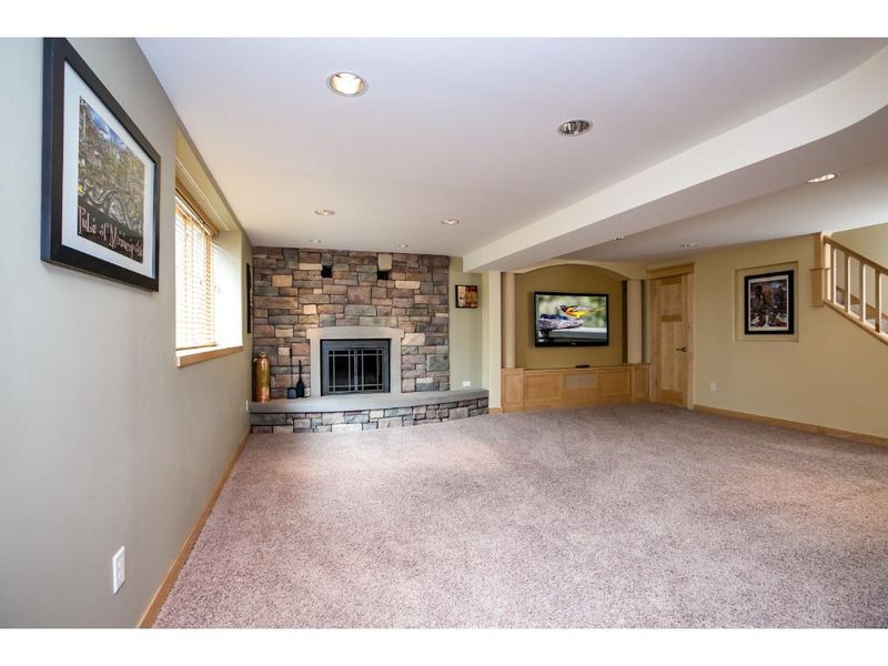 1101 Woodhill Rd, Burnsville, MN 55337