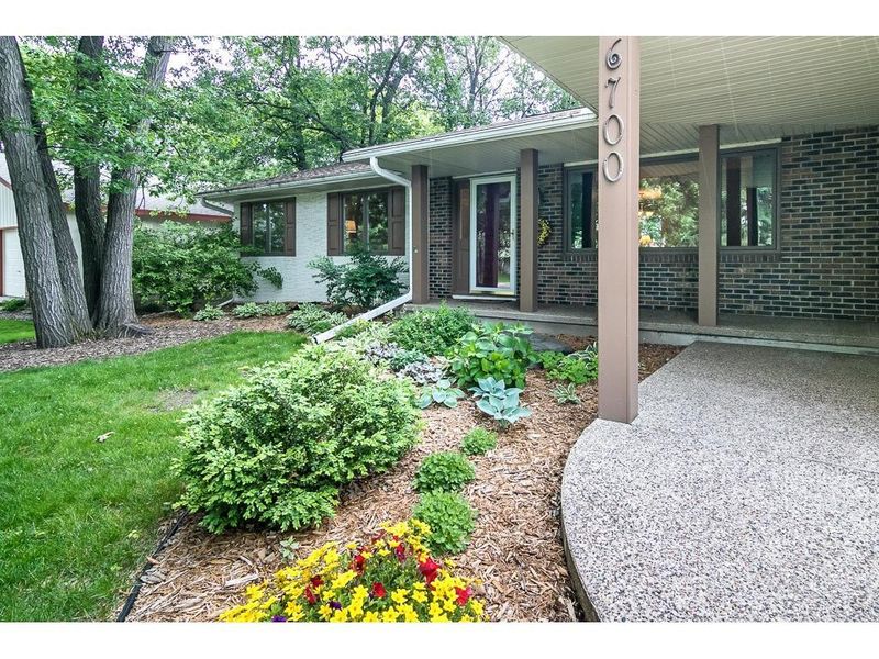 6700 82nd St W, Bloomington, MN 55438