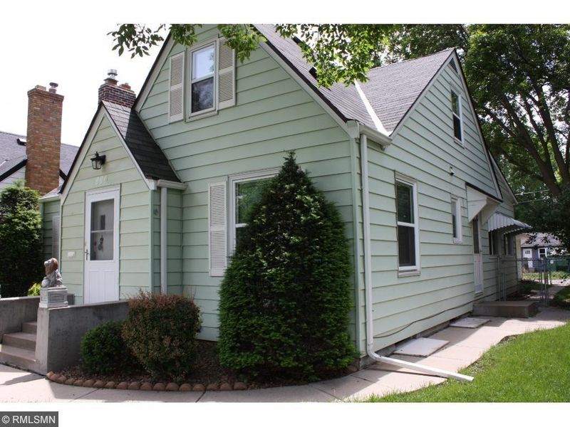 666 Montana Ave E, Saint Paul, MN 55106