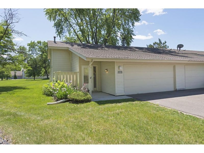1019 Carmel Ct, Roseville, MN 55126