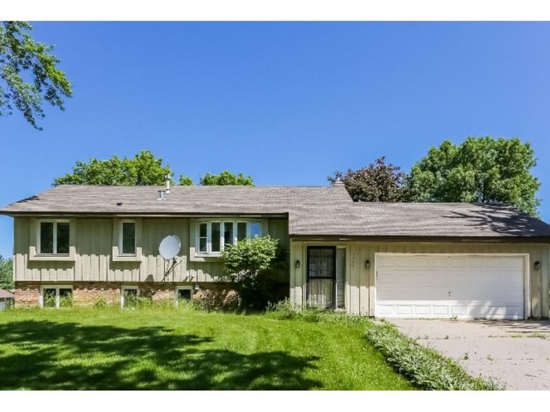 4727 142nd St W, Apple Valley, MN 55124