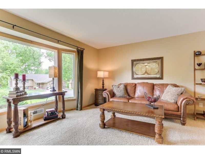 9495 Leaftop Cir, Eden Prairie, MN 55347