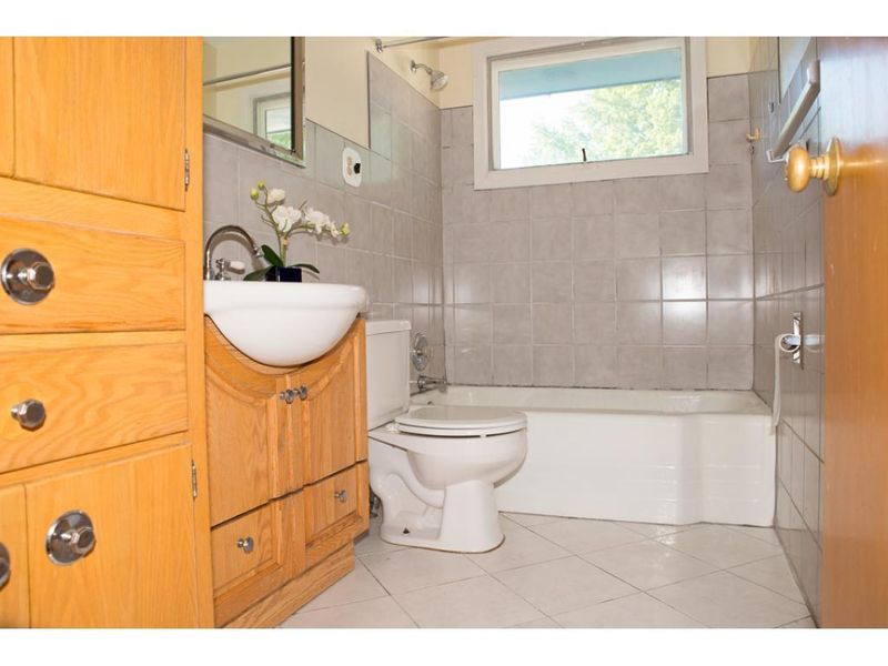 1541 6th St E, Saint Paul, MN 55106