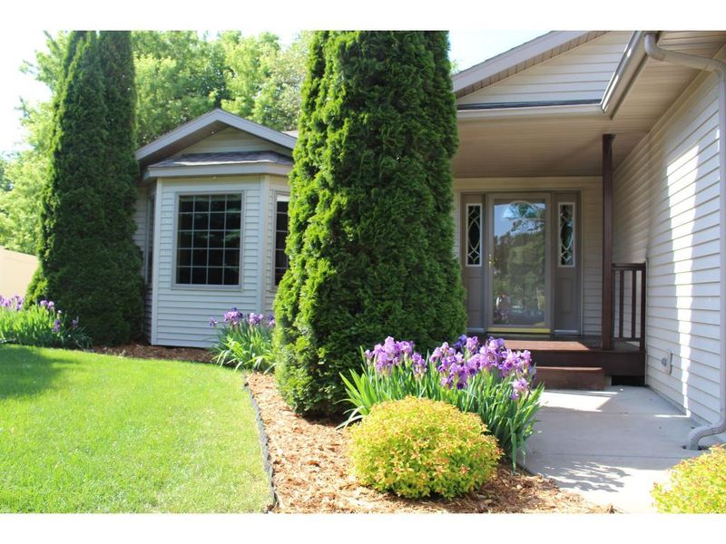9769 River Forest Dr, Monticello, MN 55362