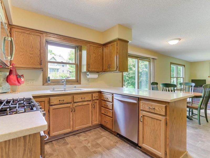 230 Mountain Way, Chanhassen, MN 55317