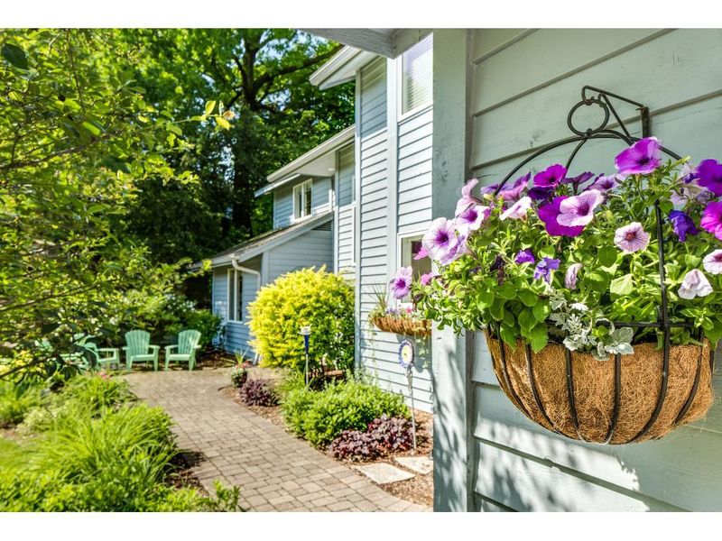 1758 Essex Rd, Minnetonka, MN 55305
