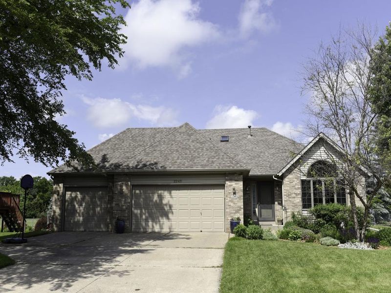 2245 Ide Ct, Maplewood, MN 55109