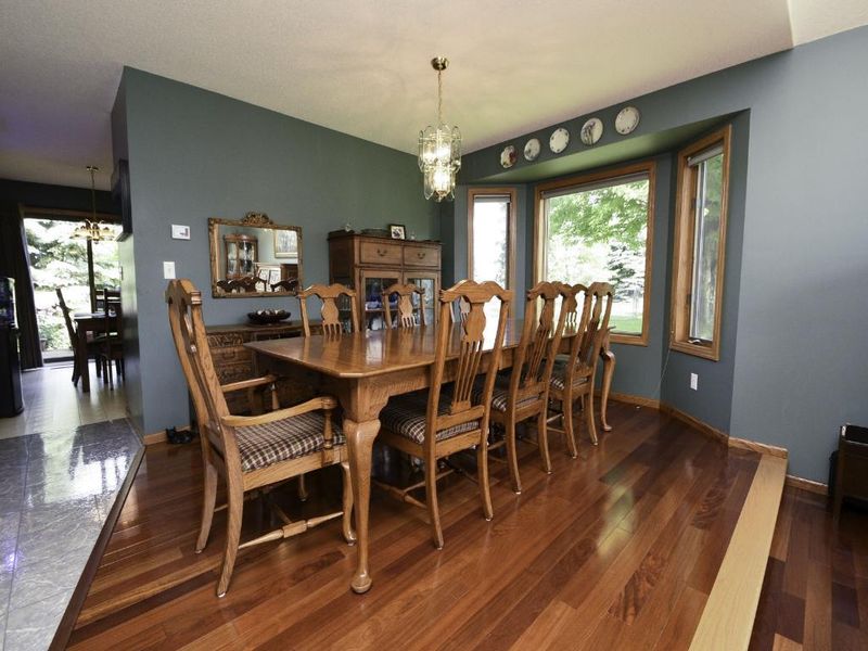 2245 Ide Ct, Maplewood, MN 55109