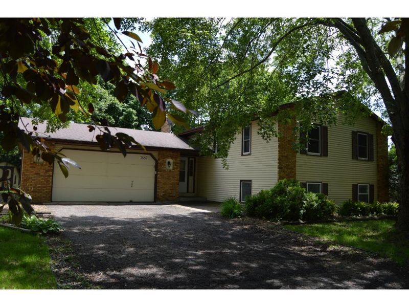 3669 Grovner Rd N, Oakdale, MN 55128