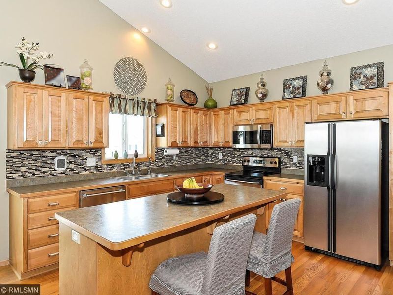 740 7th St, Chaska, MN 55318