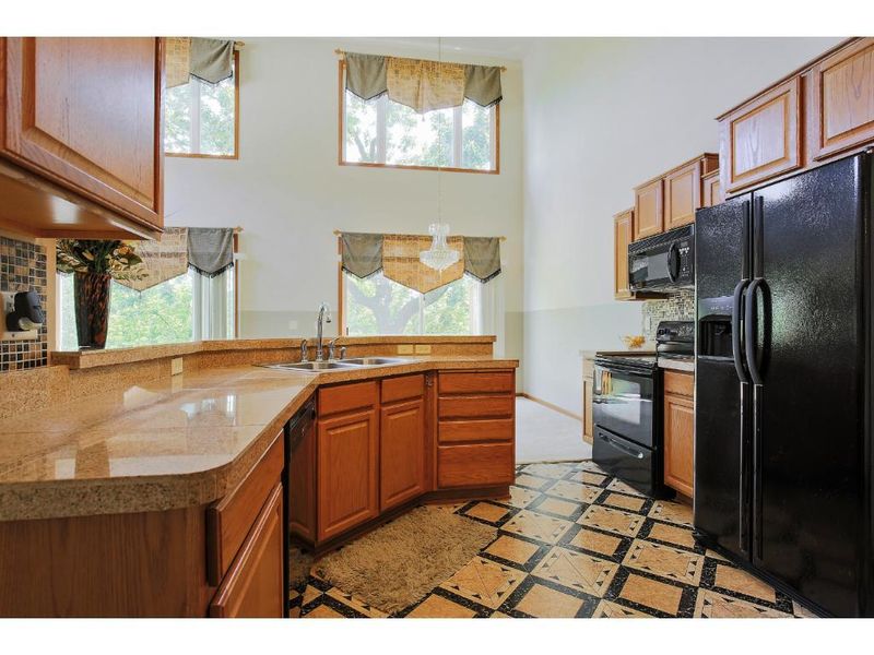 629 Crane Creek Ln, Eagan, MN 55121