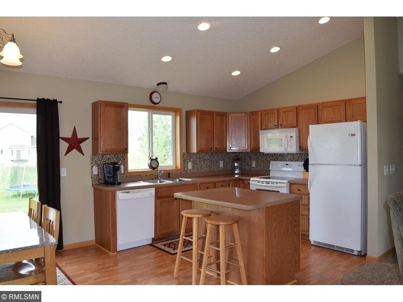 909 Cole Ave, Montrose, MN 55363