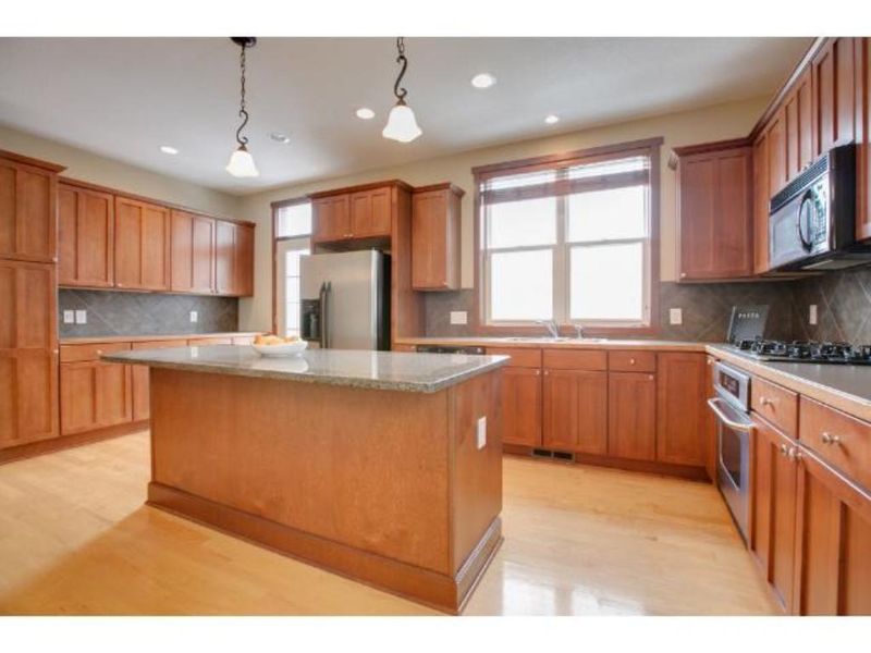 30 E 125th St, Burnsville, MN 55337