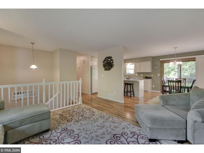 581 Saxony Cir, Chaska, MN 55318