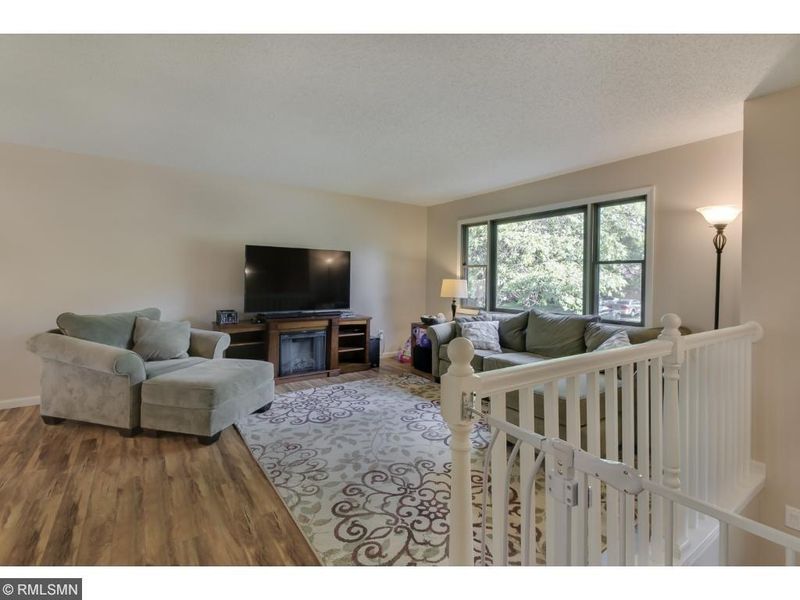 581 Saxony Cir, Chaska, MN 55318