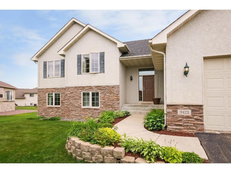9421 Glenborough Dr, Elko, MN 55020