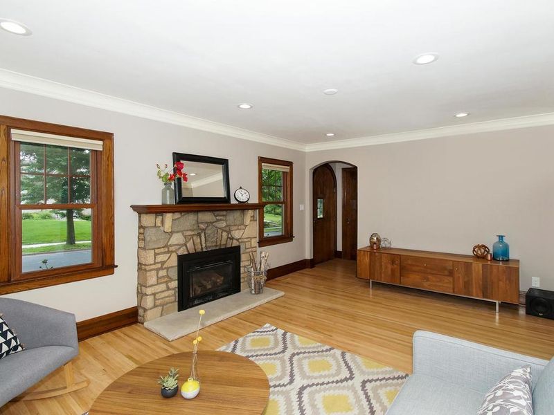 616 Cedar Lake Rd S, Minneapolis, MN 55405