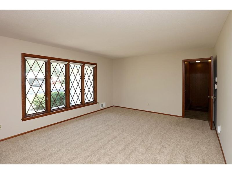 655 E 102nd St, Bloomington, MN 55420