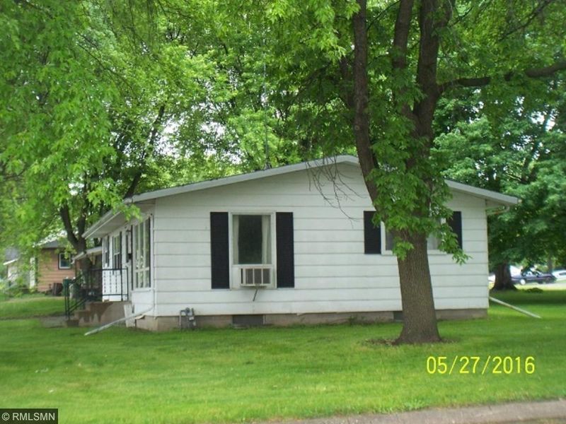 1817 E 9th St, Glencoe, MN 55336