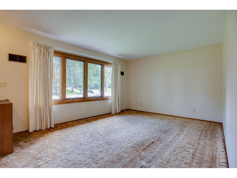 551 Labore Rd, Little Canada, MN 55117