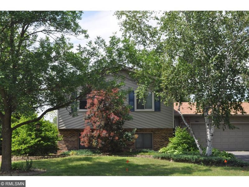 1051 Wedgewood Ln N, Eagan, MN 55123