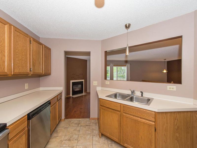 925 Santa Vera Dr, Chanhassen, MN 55317