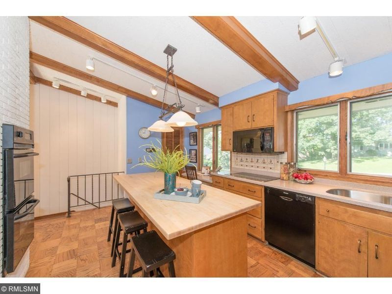 112 Ardmore Dr, Golden Valley, MN 55422