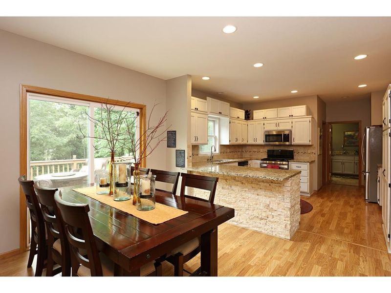 728 Henslow Ave N, Oakdale, MN 55128