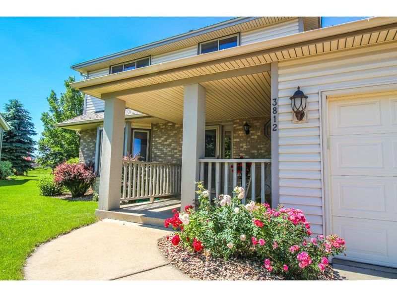 3812 Iris Cir, Burnsville, MN 55337
