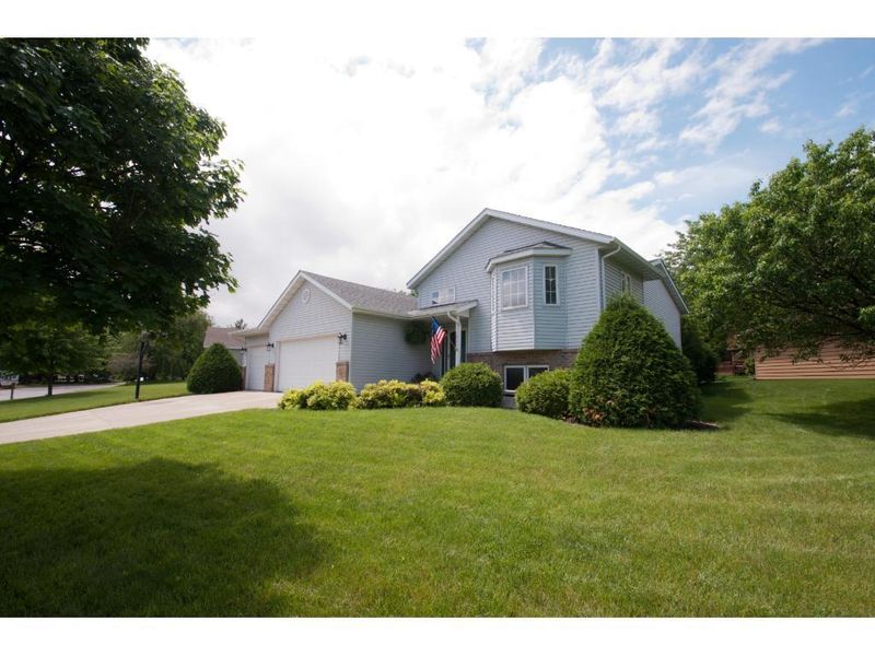 1820 Cedar Valley Dr NW, Owatonna, MN 55060