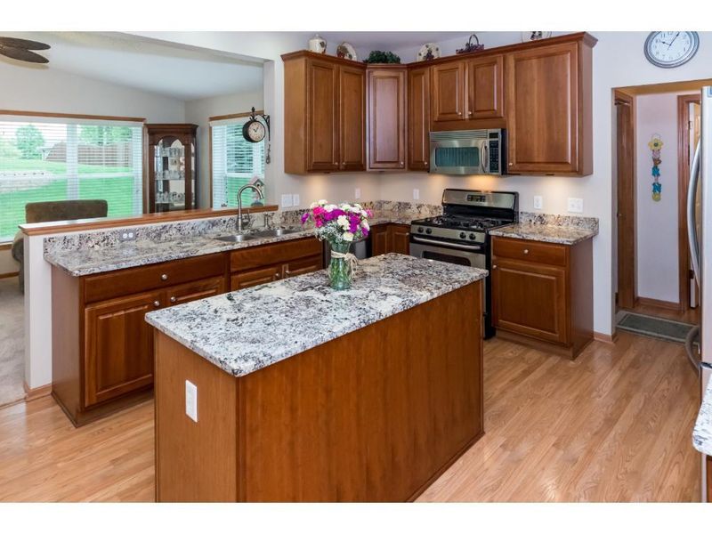 9211 Hillcrest Dr, Savage, MN 55378