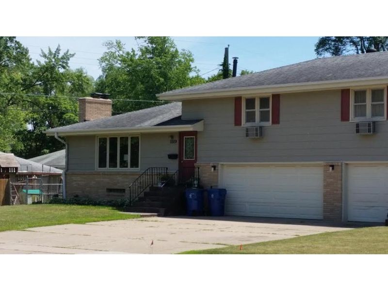 1009 W 90th St, Bloomington, MN 55420