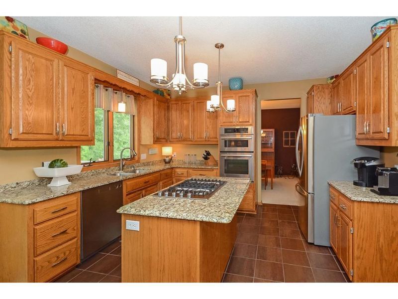 1926 Bowsens Ln, Woodbury, MN 55125