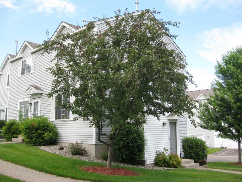 9122 Scarlet Globe Dr, Eden Prairie, MN 55347