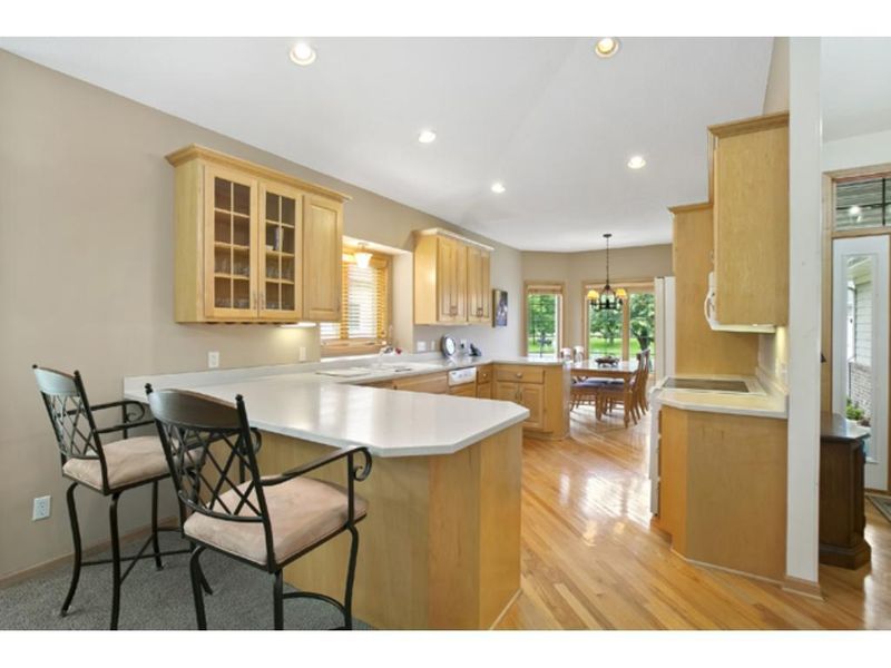 9026 Sutton Dr, Eden Prairie, MN 55347