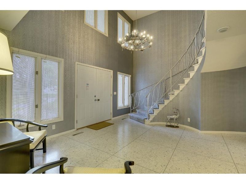 1806 Eagle Ridge Dr, Mendota Heights, MN 55118
