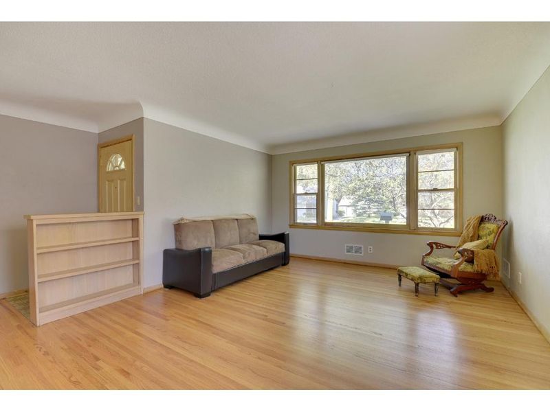 1484 Birmingham St, Saint Paul, MN 55106
