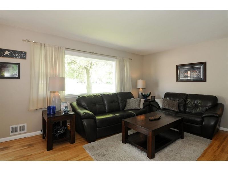 1439 Sherren Ave E, Maplewood, MN 55109