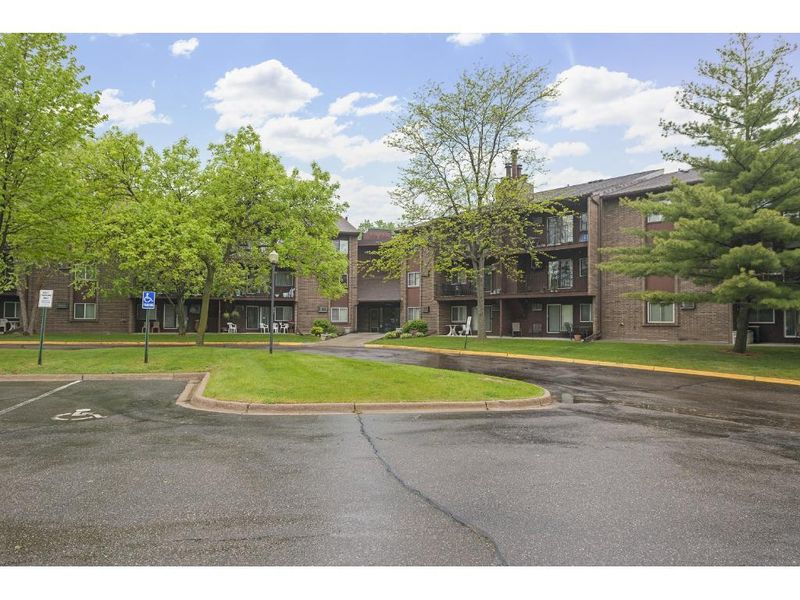 3425 Golfview Dr #220, Eagan, MN 55123