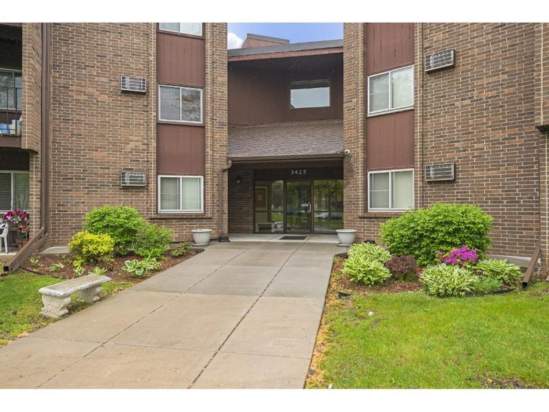 3425 Golfview Dr #220, Eagan, MN 55123