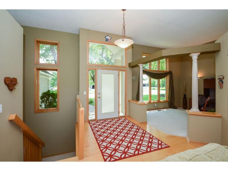 10084 Brookhaven Dr, Woodbury, MN 55129
