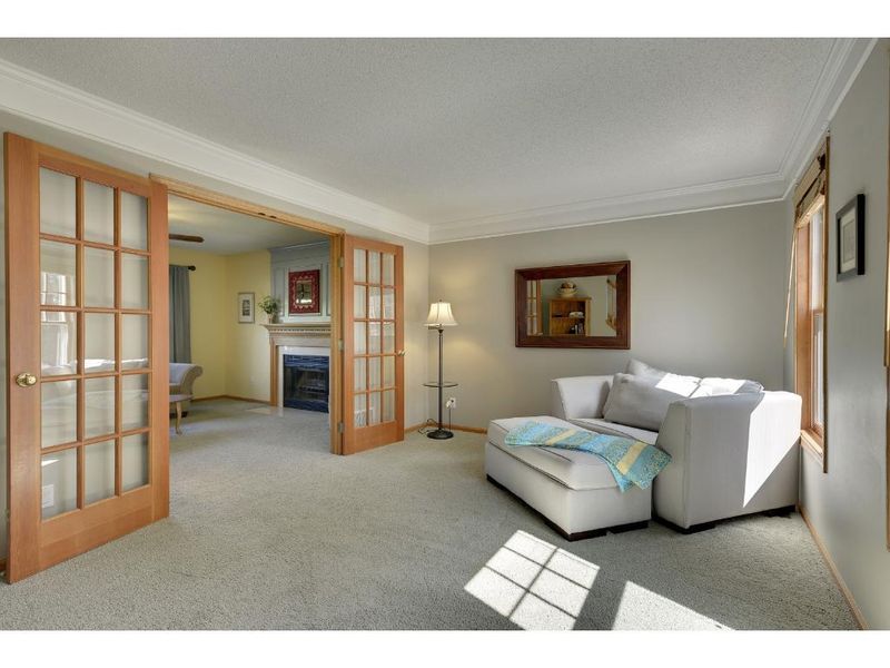 415 Crestview Dr S, Maplewood, MN 55119