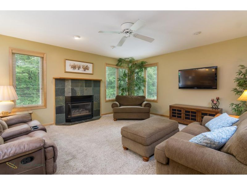 13990 Peregrine Cir, Shakopee, MN 55379