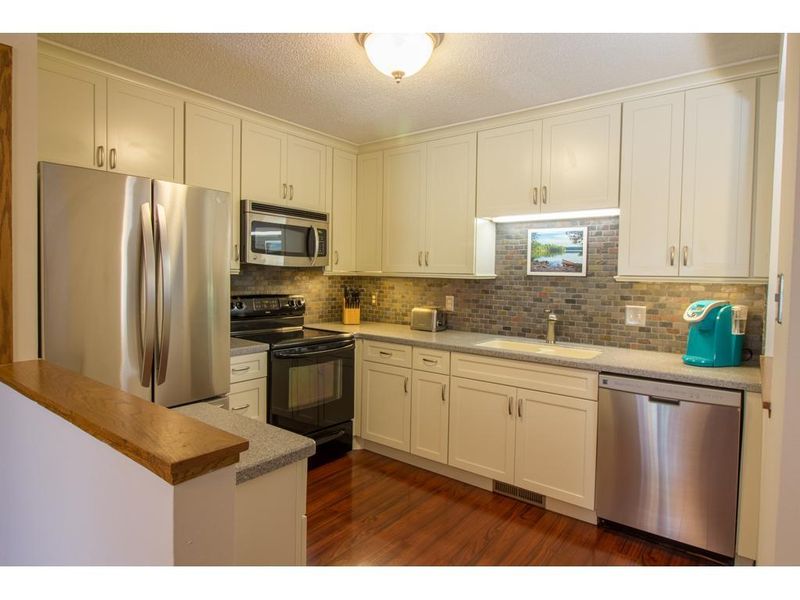 5351 Highpointe Dr, Bloomington, MN 55437