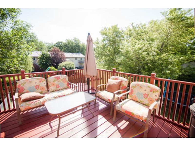 1075 Regency Dr, Woodbury, MN 55125