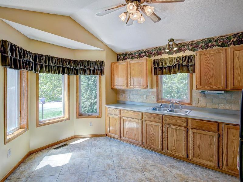 13623 Bryant Pl S, Burnsville, MN 55337