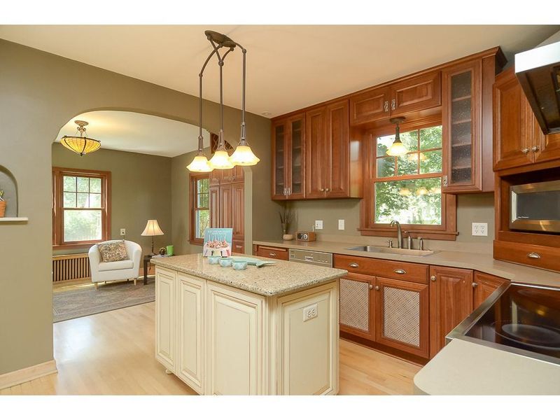 2308 Saint Anthony Pw, Minneapolis, MN 55418