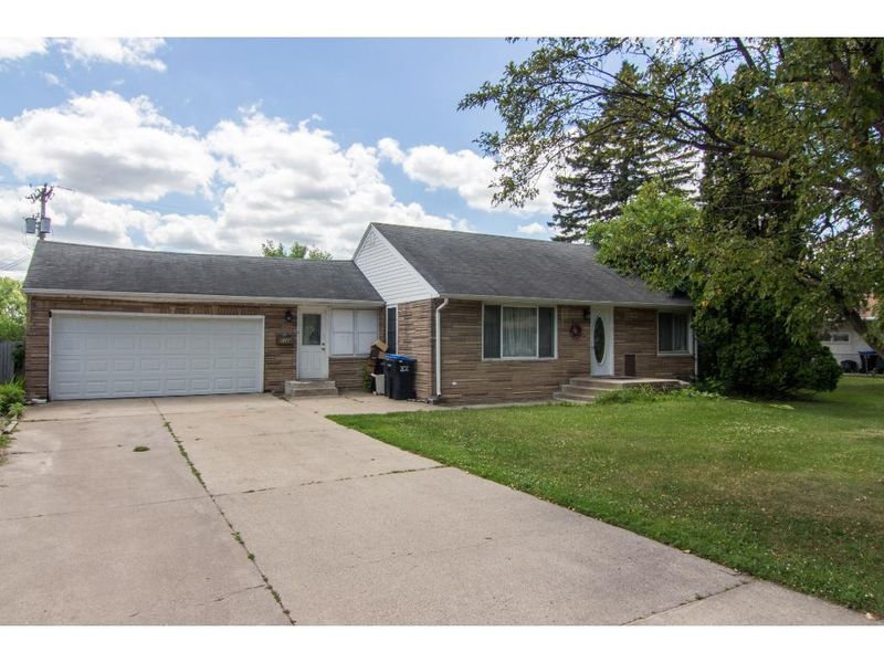 1126 Sandhurst Dr W, Roseville, MN 55113