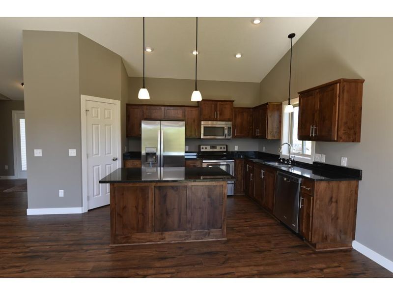 2532 Davis St S, Cambridge, MN 55008