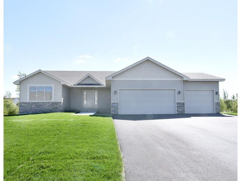 2532 Davis St S, Cambridge, MN 55008